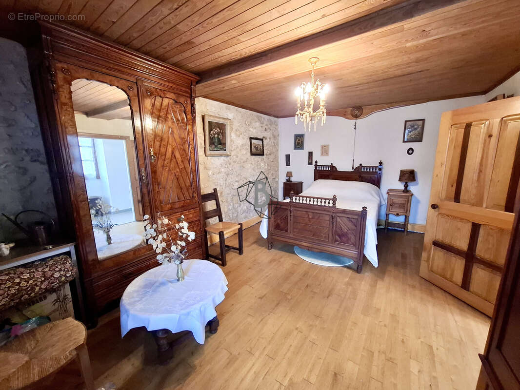Maison à CHAMPAGNAC-DE-BELAIR