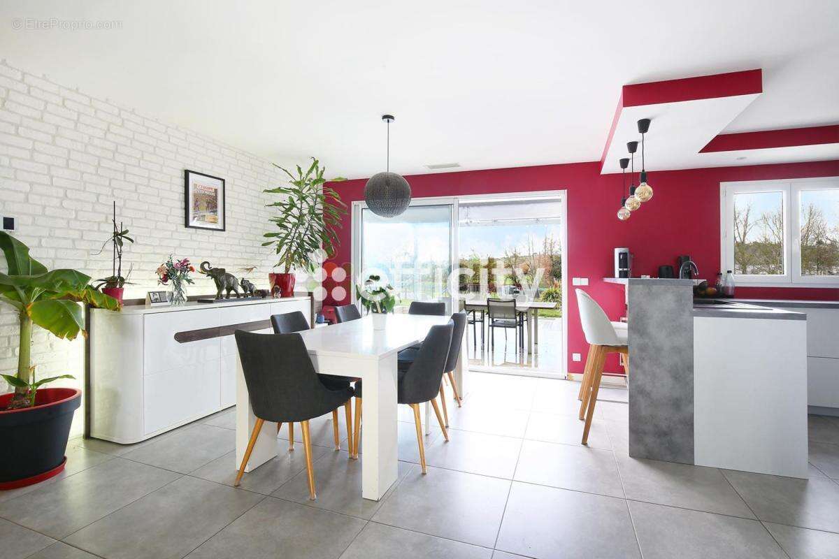 Maison à LAUZERVILLE