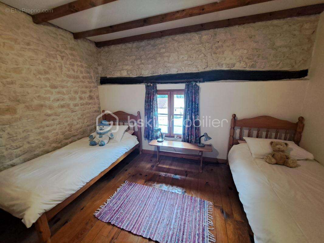 Maison à SAINT-PIERRE-DE-JUILLERS