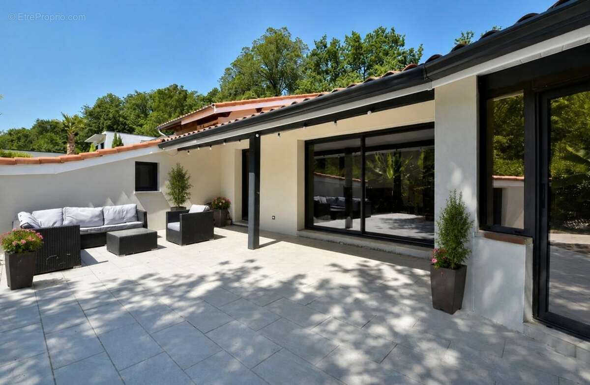 Exclusivité - maison atypique rénovée – 5 chambres – sous-sol complet – environnement privilégié - photo 14