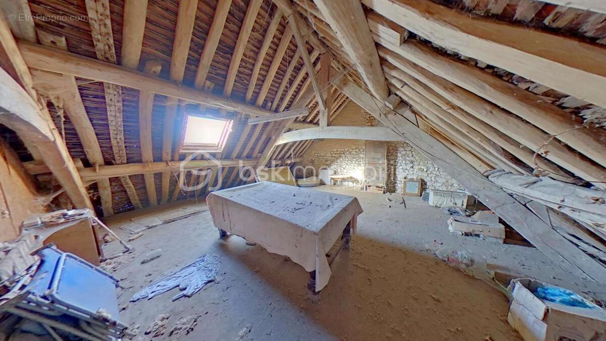 Maison Ancienne à rénover avec une grange et une cour 178 m² de terrain - photo 12