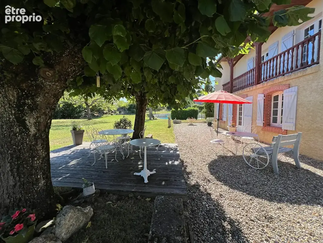 AU COEUR d 'une ville tous commerces Belle Maison de caractère . - photo 6