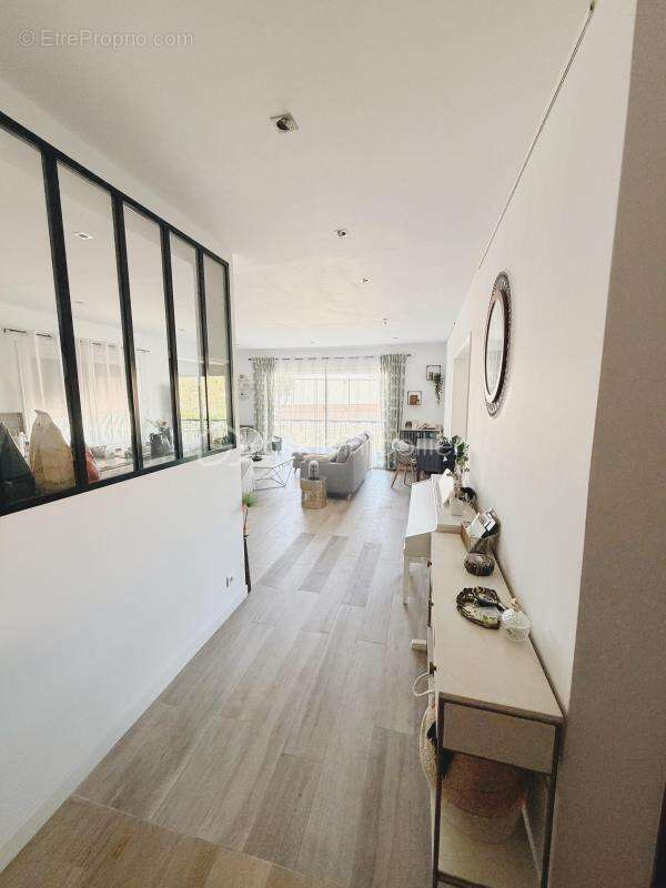 Coup de cœur Rare à la vente au Mourillon – Élégant T3 de 105 m² avec grande terrasse -  cave et garage - photo 2