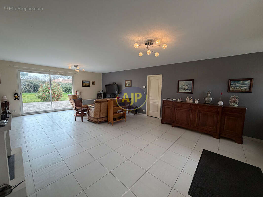 Maison à VENDAYS-MONTALIVET