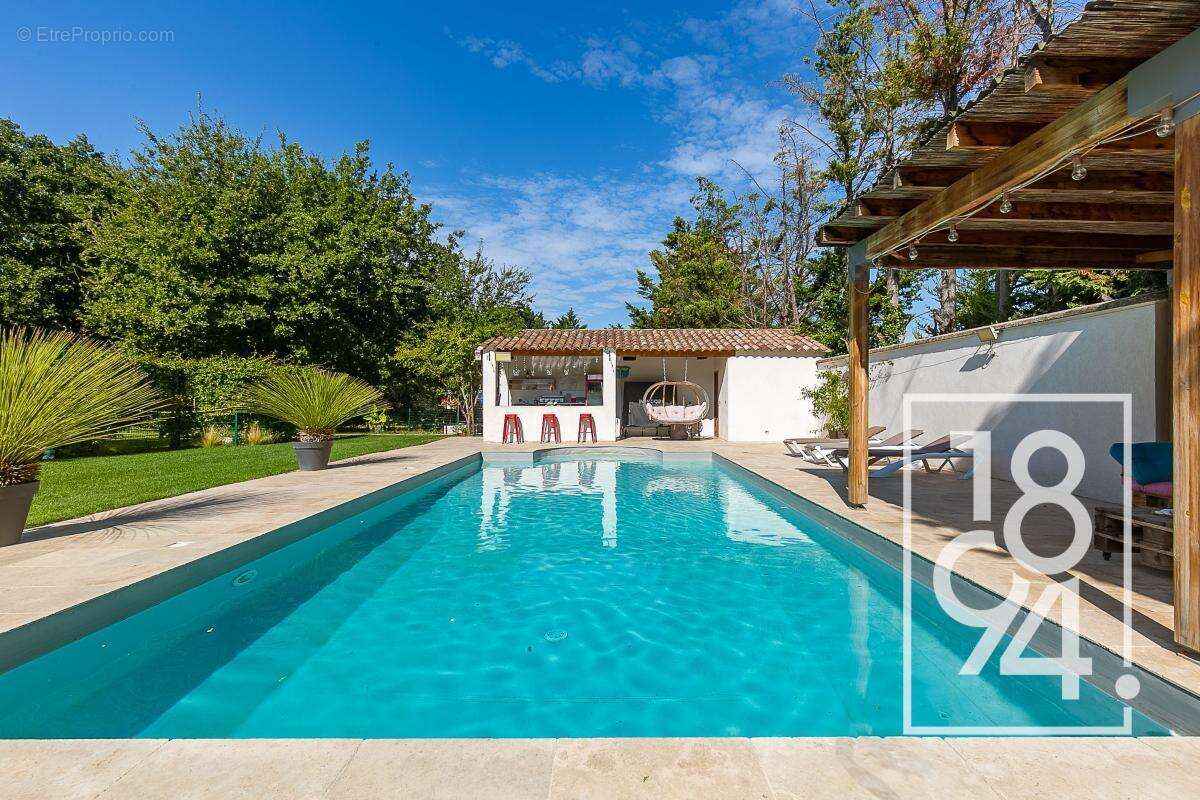 Maison 6/7 pièces de 215m2, terrain paysagé 3350m2, piscine, pool house, City stade, terrain de boule et 15 places de parking - photo 18