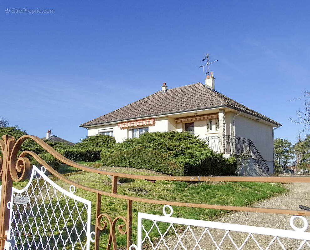 Maison à LA CHAPELLE-MONTMARTIN