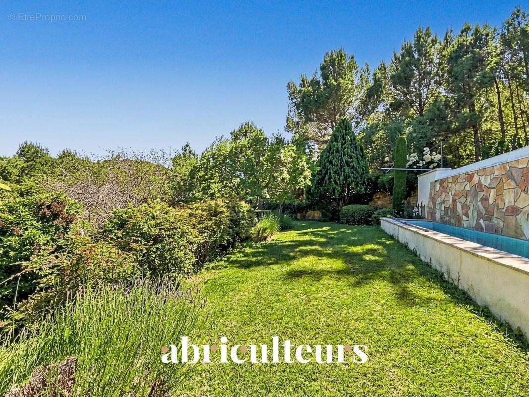 Magnifique villa de 296 m² avec piscine, sauna, spa, terrain de 1,2 ha et vue exceptionnelle à Rognes (13840) - photo 22