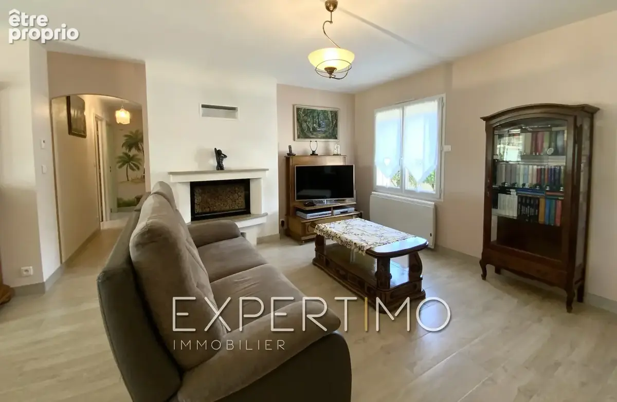 Maison indépendante de plain-pied, T5 de 98 m2, trois chambres, véranda, piscine. Proche commerces et plages - photo 9