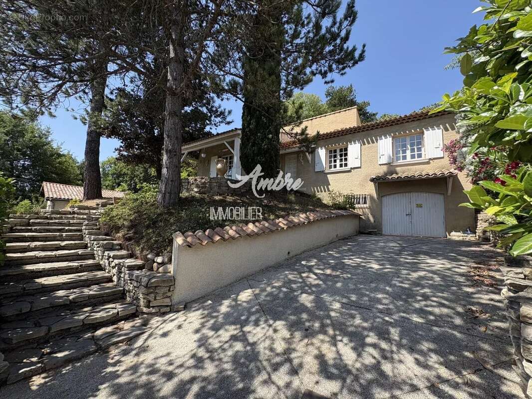 Maison à MONTELEGER
