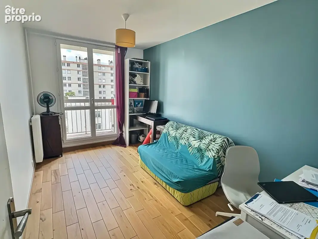 IVRY SUR SEINE ; Métro à 6m , F3 d'env. 65m² avec Cave et parking et Box - photo 3