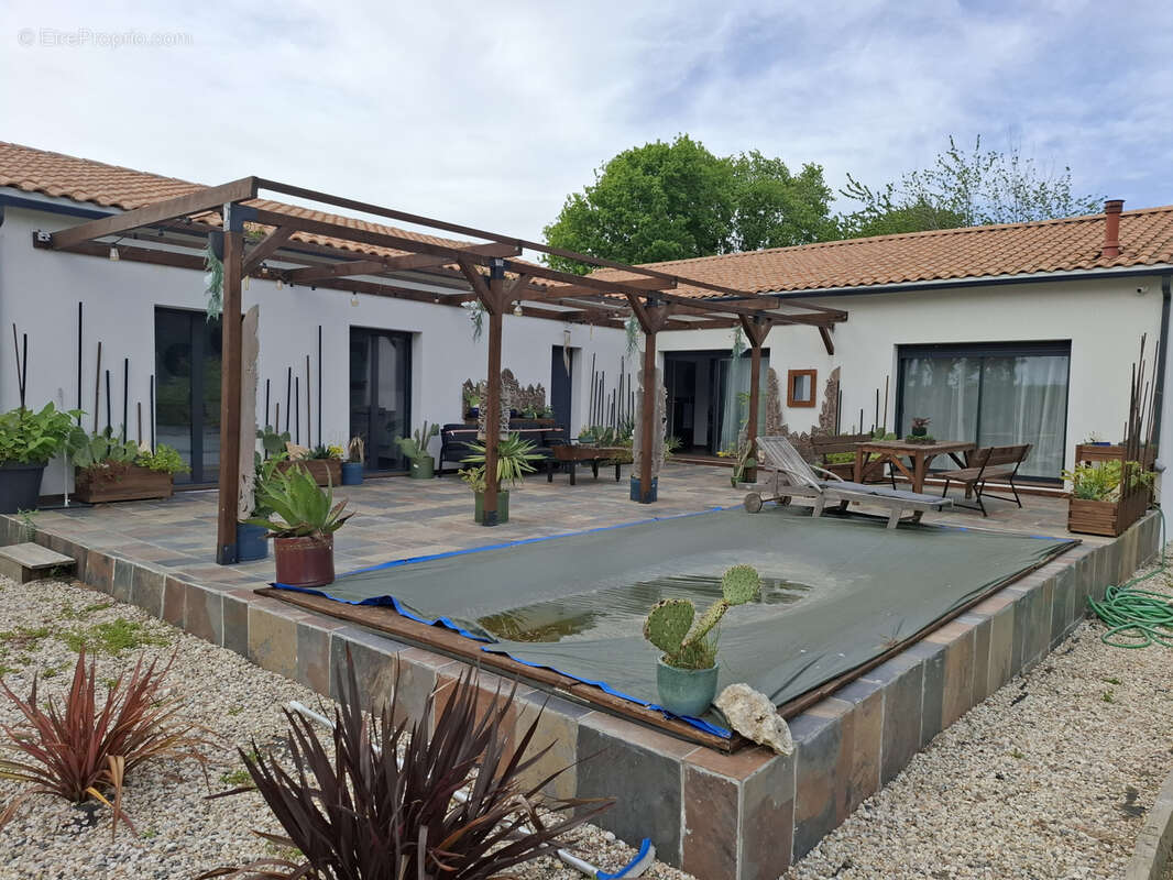 Maison à SAINT-GEORGES-DES-COTEAUX