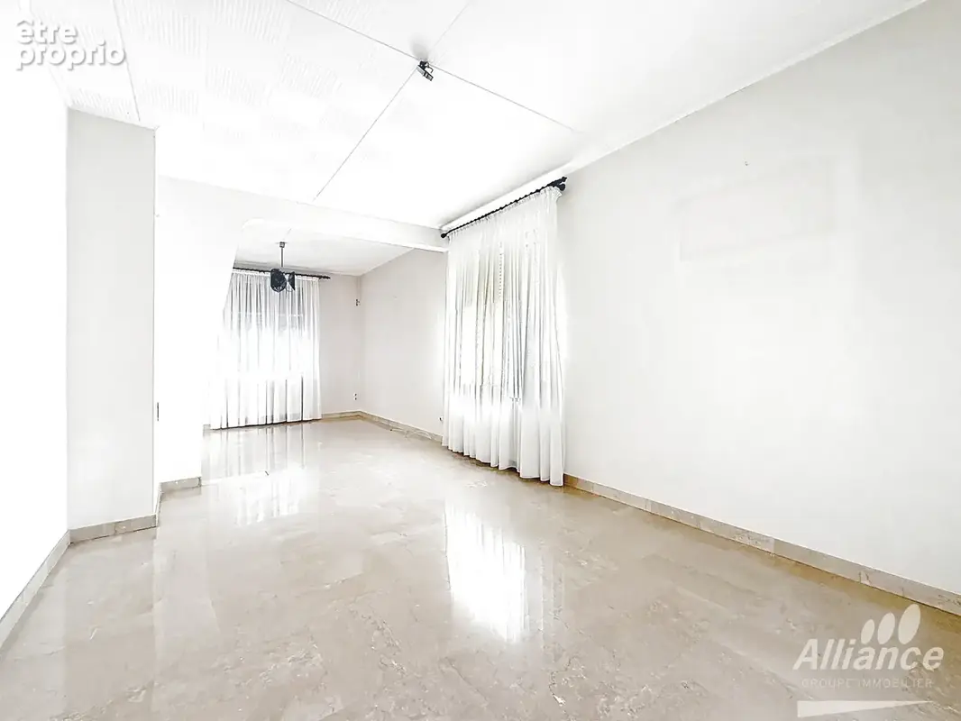 Maison individuelle -cadre verdoyant- vue dominante. - photo 3