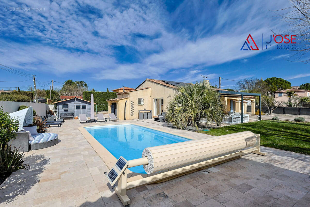 Piscine chauffée avec volet roulant solaire - Maison à POURRIERES