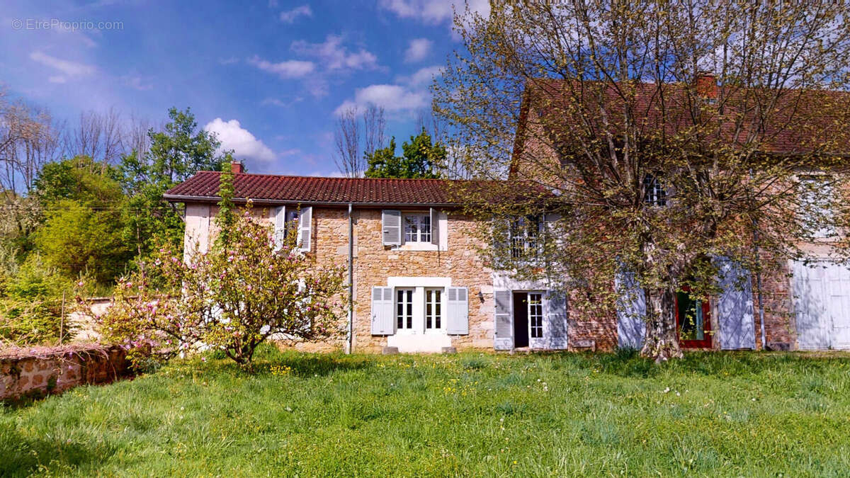 Maison à JUJURIEUX