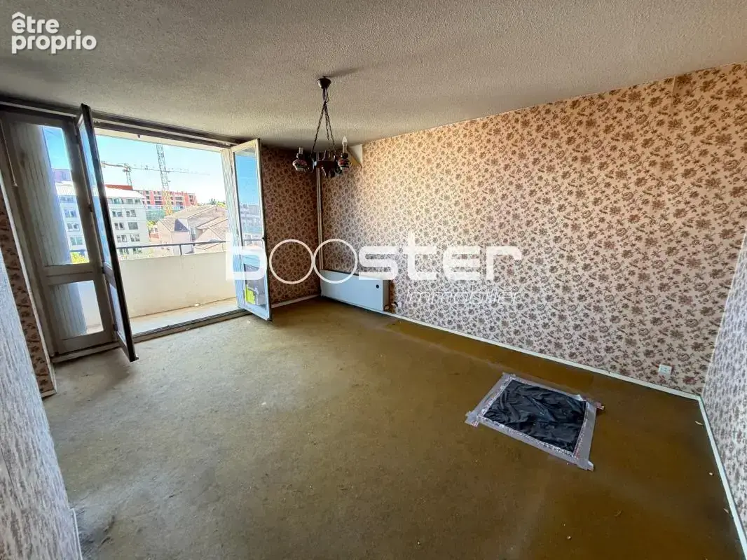 Toulouse Roseraie – Vaste 3 Pièces traversant entièrement à rénover avec balcon, en étage élevé avec ascenseur et vue dégagée, e - photo 2