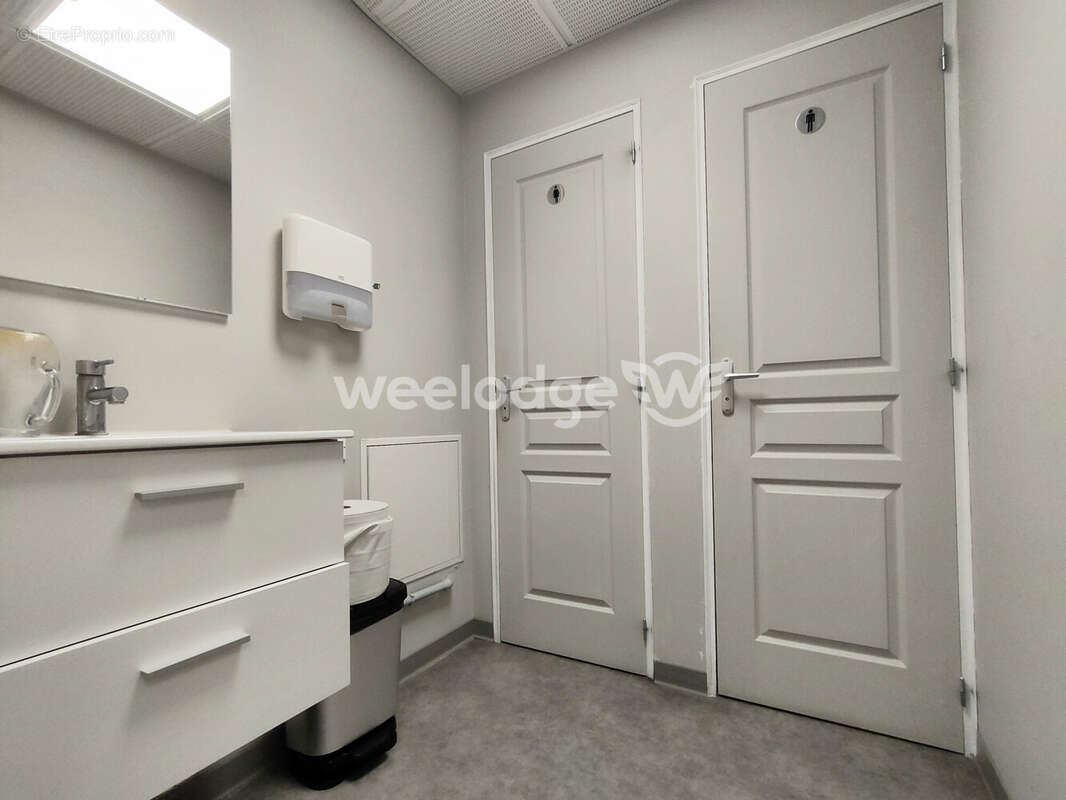 Sanitaires H/F - Commerce à ORANGE