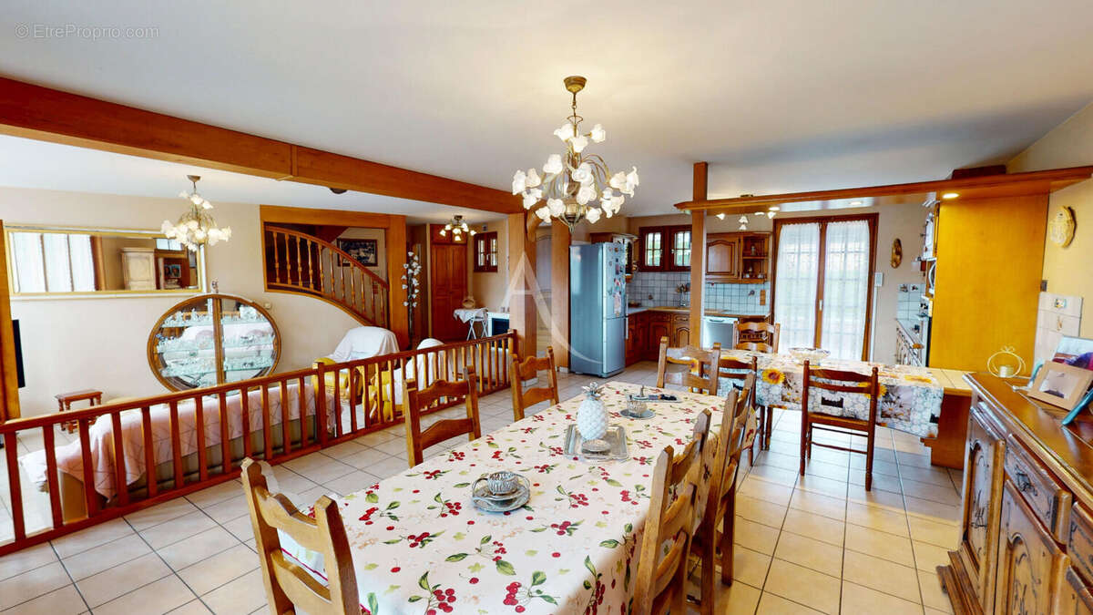 Maison familiale avec entrepôt indépendant : un bien rare aux multiples possibilités - photo 5