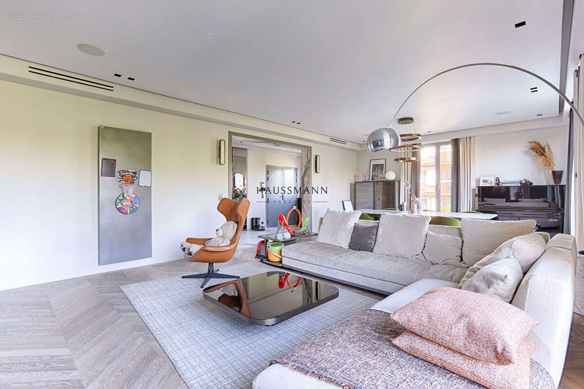 Appartement à NEUILLY-SUR-SEINE