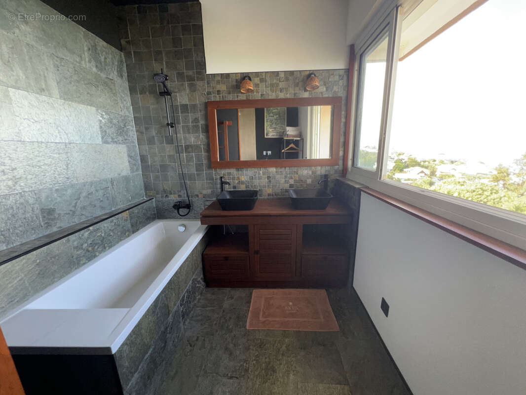 Maison à LES TROIS-BASSINS