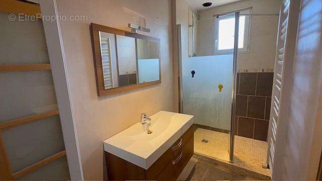 Maison à SAINT-MARTIN-DE-BIENFAITE-LA-CRESSONNIERE