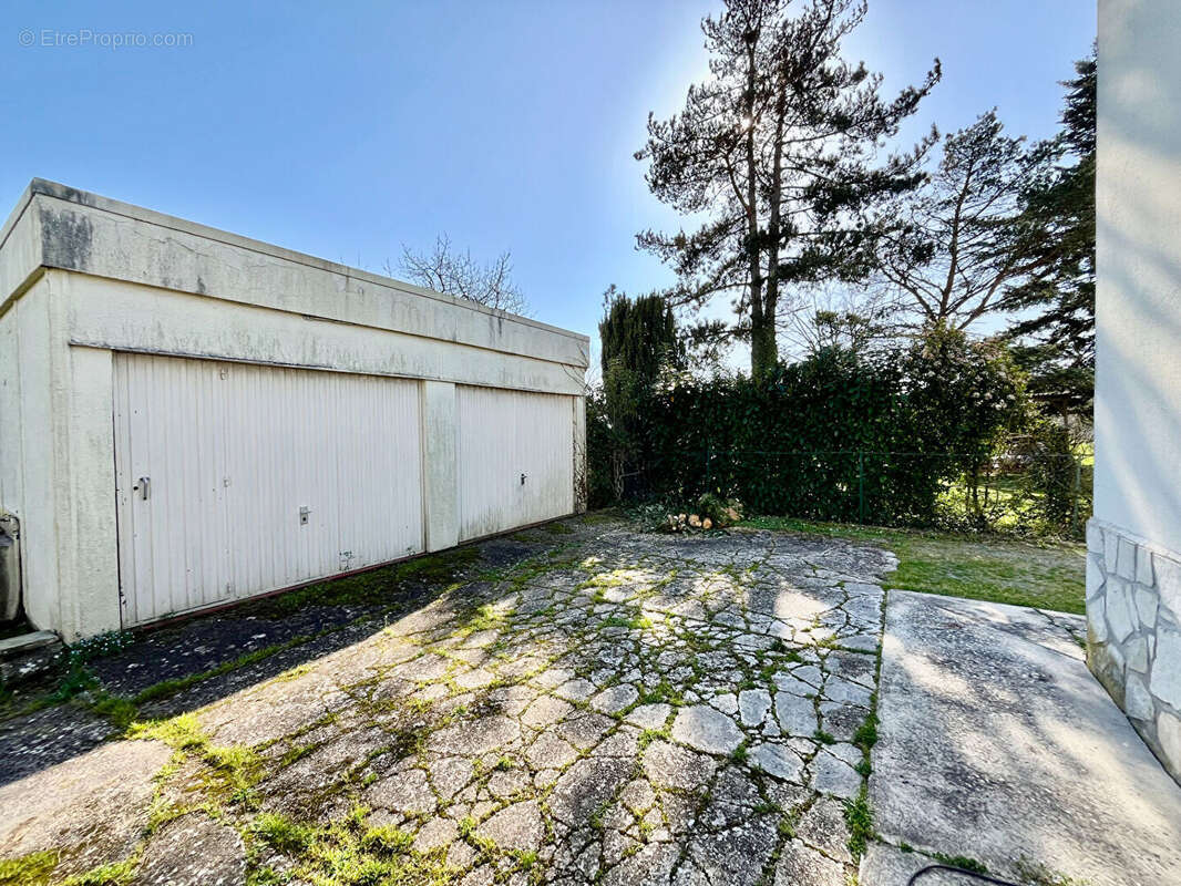 Située à Castelmoron-sur-Lot, au coeur d'un quartier calme et recherché, cette agréable maison de plain-pied offre une surface h - photo 16