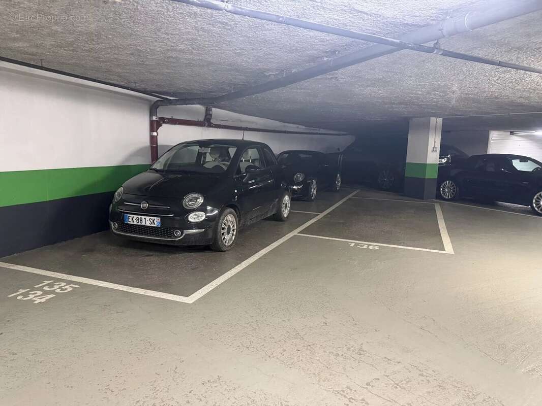 Parking à PARIS-16E