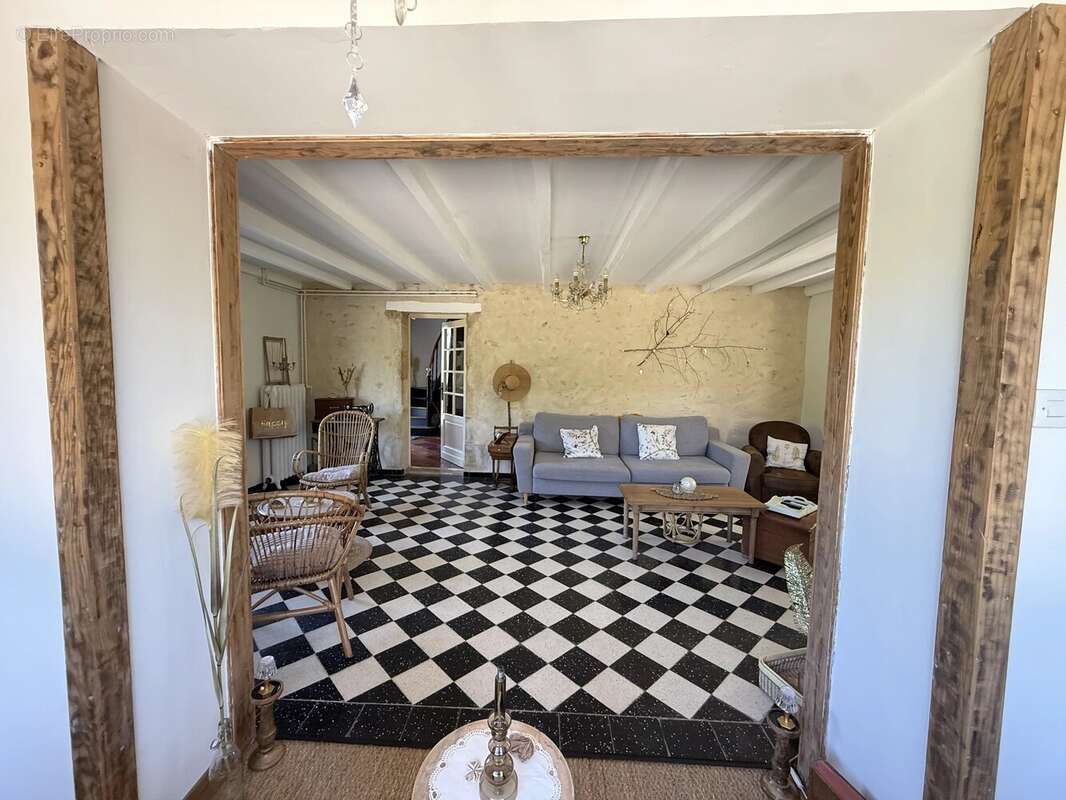 Maison à SAINT-SEURIN-DE-PRATS