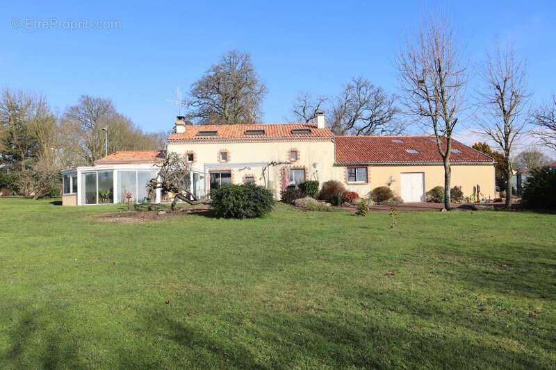 Dpt Maine et Loire (49), à vendre proche  de Cholet, maison de caractère avec 6 chambres sur 3750 m² de terrain + dépendance - photo 19