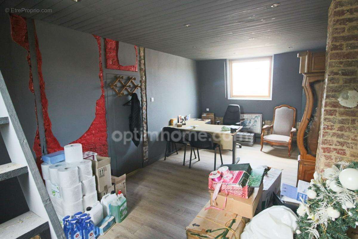 Hem proche centre - Local commercial de 147 m² avec réserve, bureaux et jardin – Emplacement visible - photo 4