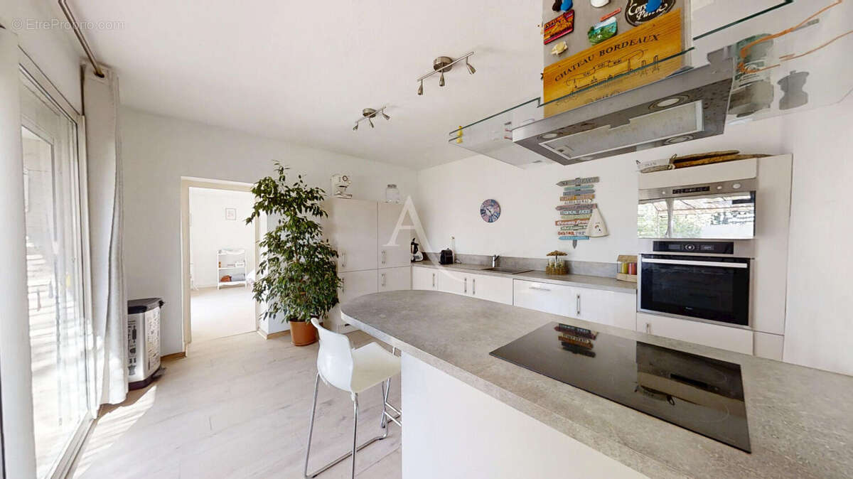 LA FARLÈDE - Propriété de charme de plain-pied avec studio indépendant, piscine et terrain de 10 300 m² - photo 7