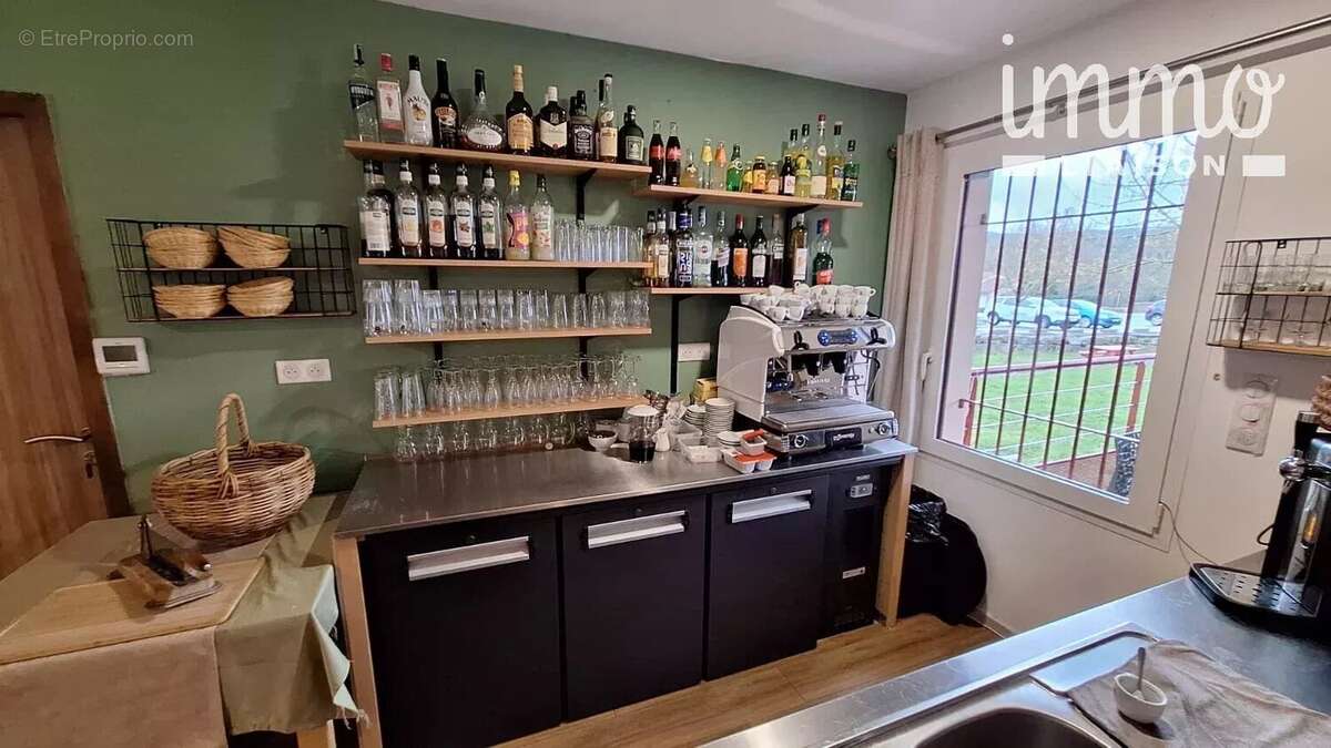 Commerce à SAINT-ANDRE-DE-CRUZIERES