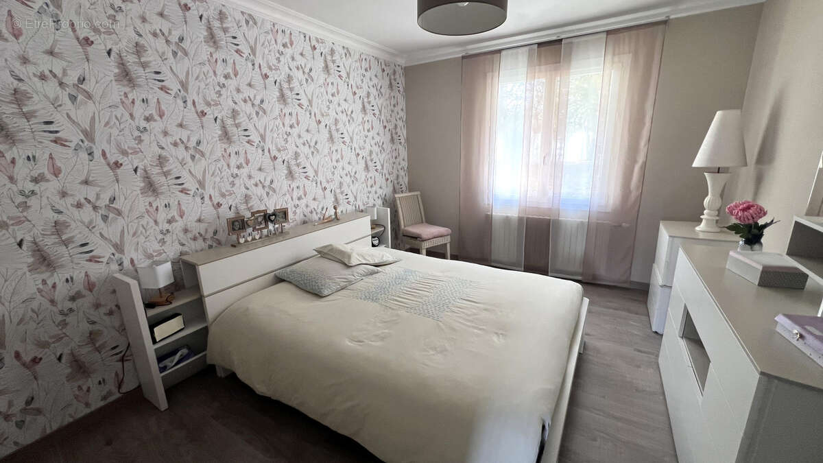 Maison à SAINT-CLEMENT-DE-LA-PLACE