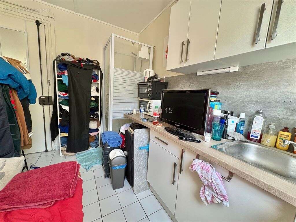 Mairie du xvème / chambre de service / kitchenette et douche / ascenseur principal / jardin commun / - photo 4