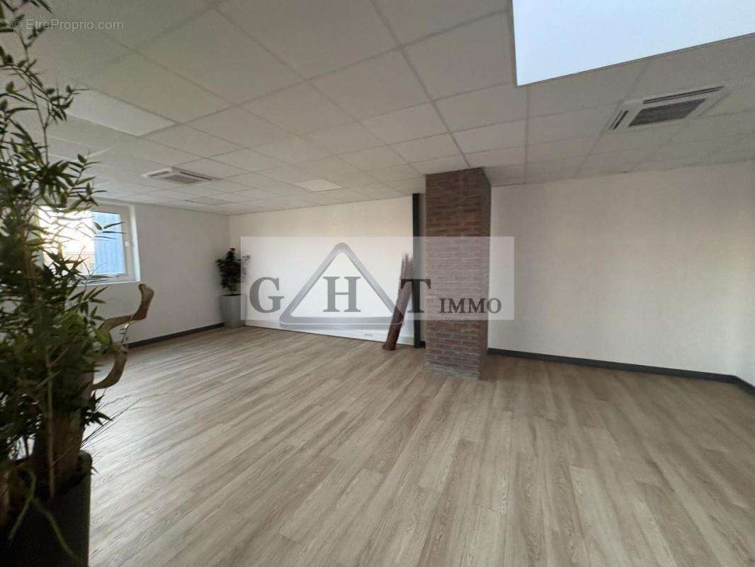 Commerce à VAUX-LE-PENIL