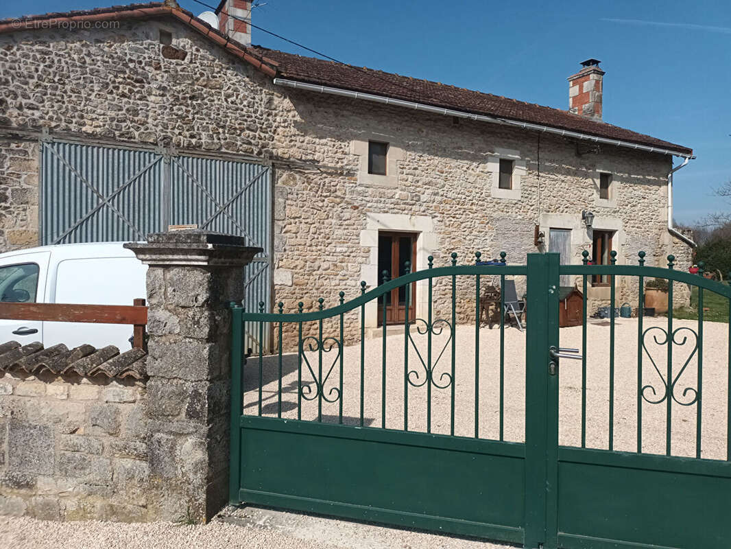 Maison 140m² à valence-en-poitou - photo 2