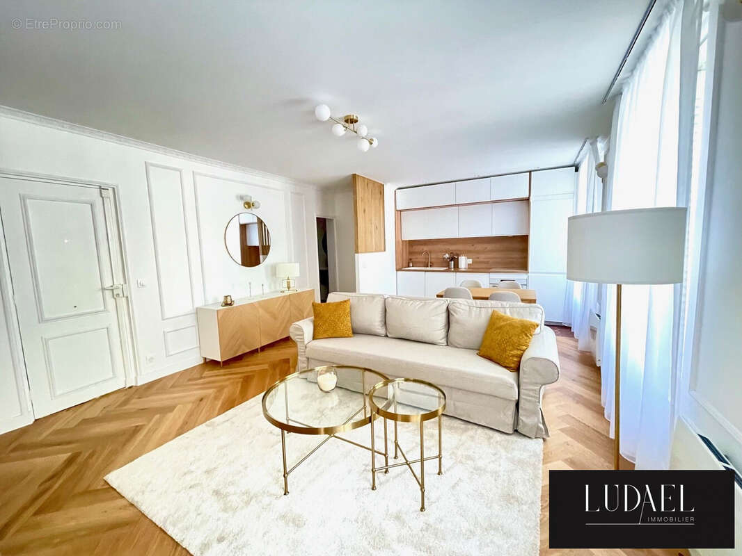 séjour avec vue sur l&#039;entrée - Appartement à PARIS-17E