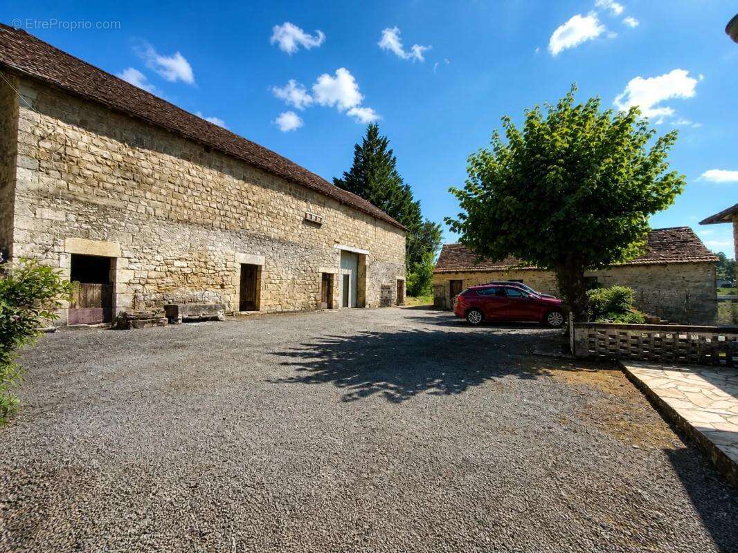 Maison en pierre avec étang et vastes dépendances - photo 19