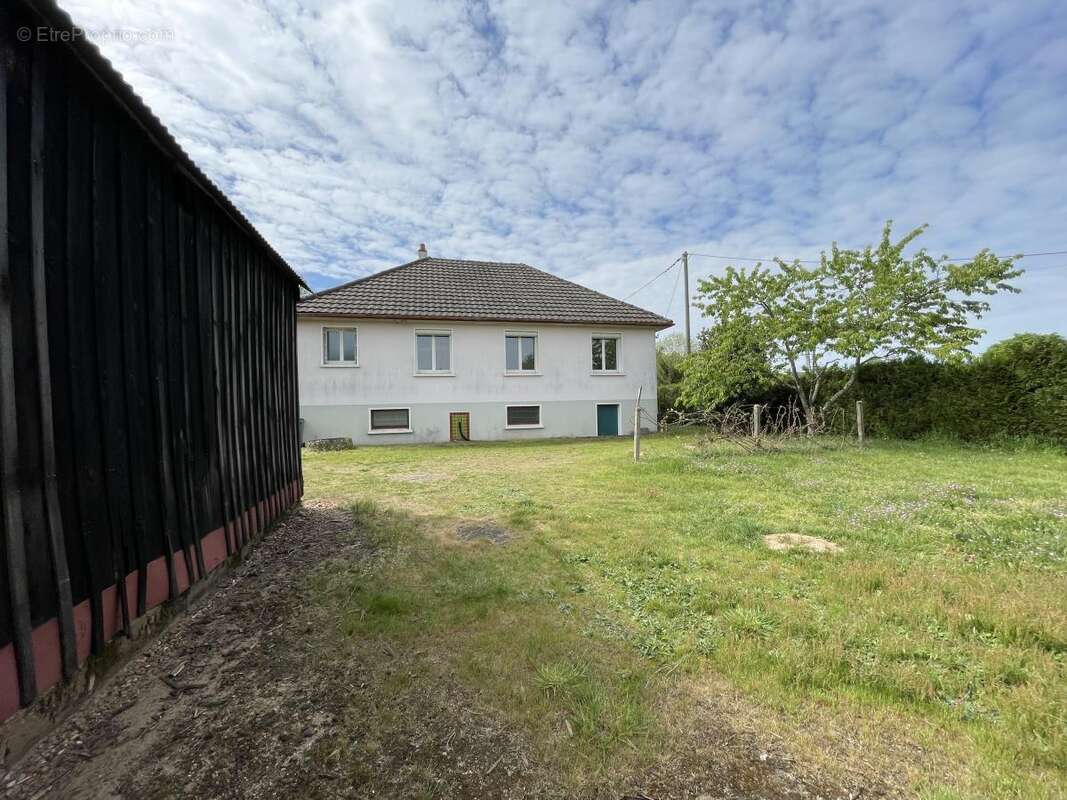 Maison à MONTFORT-LE-GESNOIS