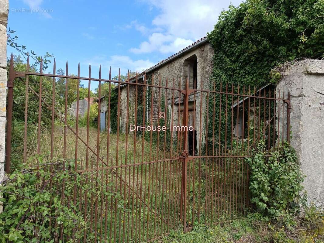 Maison 100 m² à Saint-Pierre-De-L'ile  - photo 2