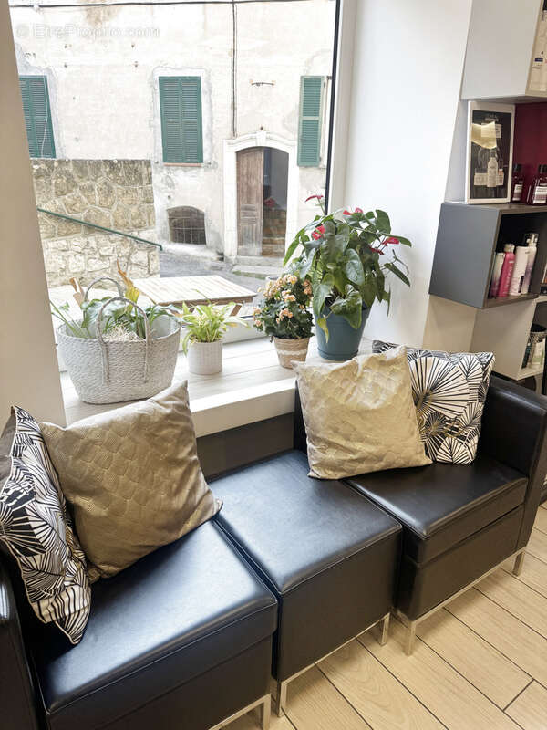 Commerce à L&#039;ESCARENE