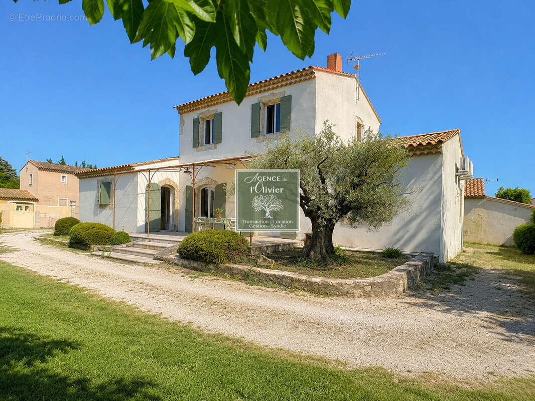 A pieds du centre de Saint-Rémy, maison familiale sur près de 1400m2 de terrain - photo 2