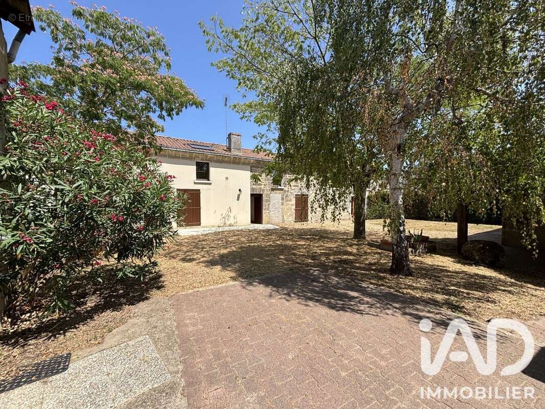 Maison 181 m² à Doue-La-Fontaine  - photo 2