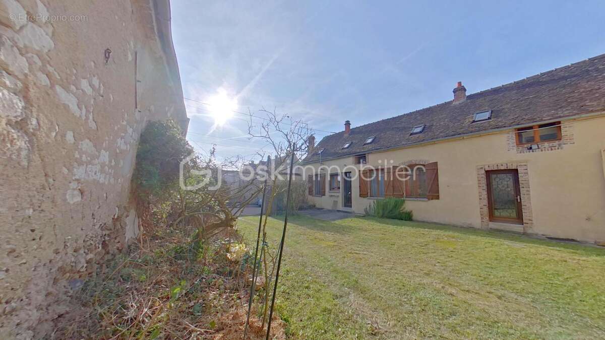Corps de ferme de 179 m² avec une grande de grange  150 m² sur 1624 m² de terrain - photo 7