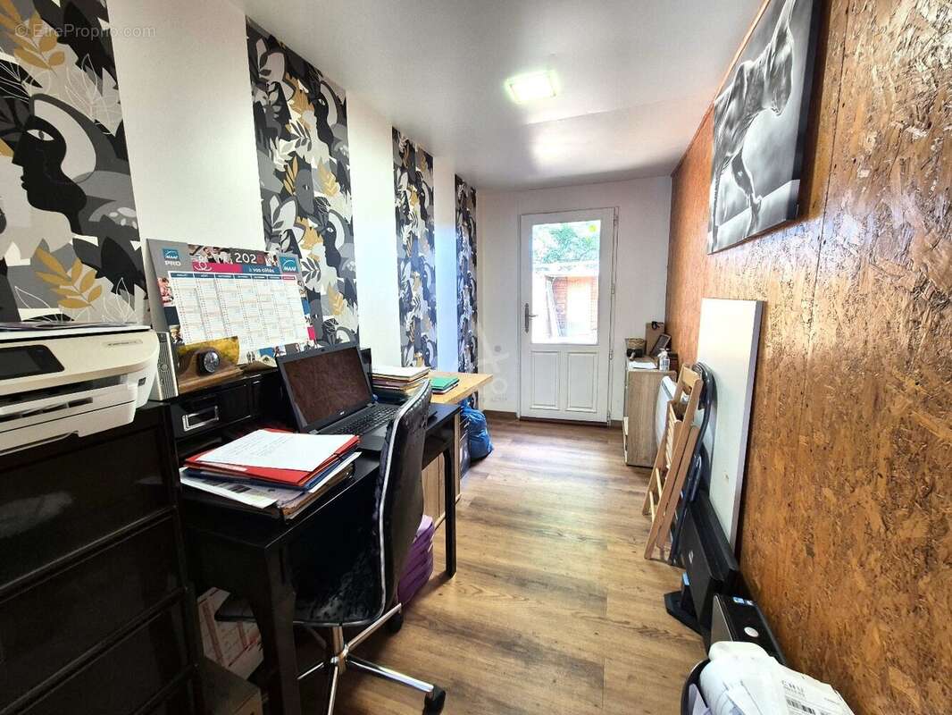 Maison récente avec étang, piscine et dépendances - photo 9