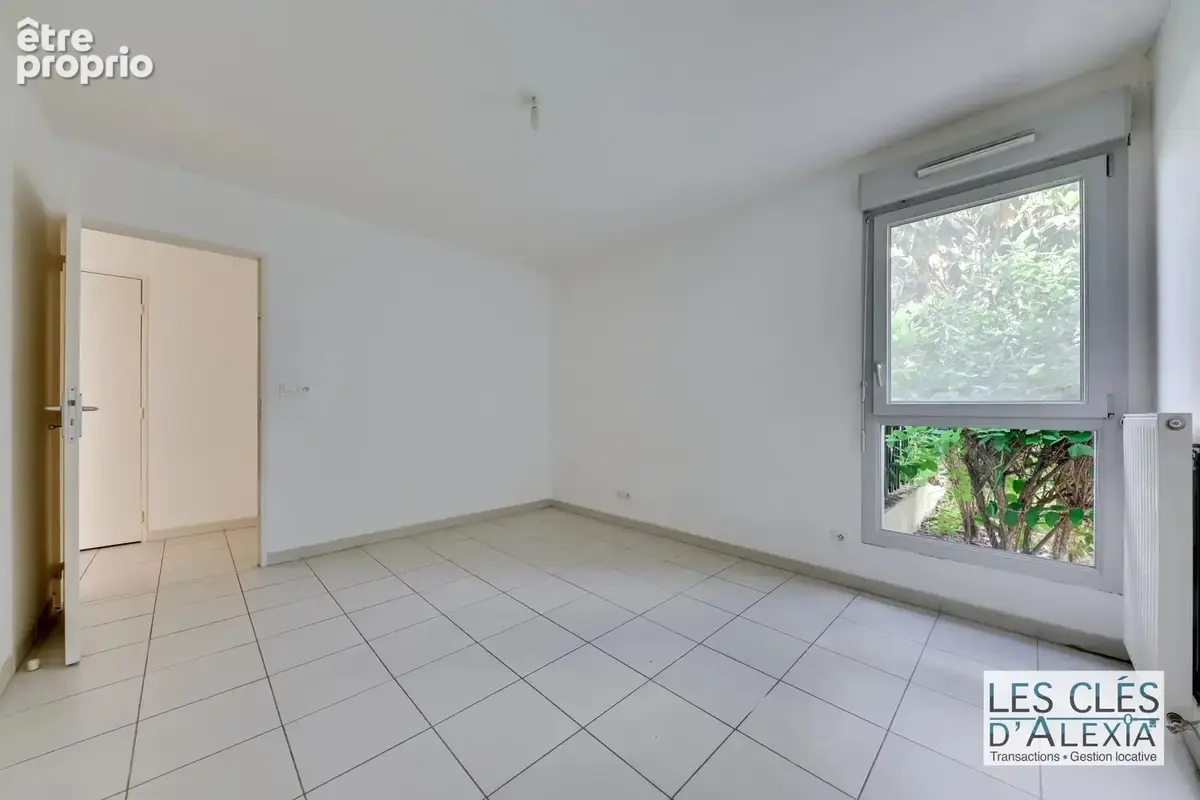 Décines – T3 traversant de 67,48 m²,  terrasse et jardin privatif de 80 m² - photo 10