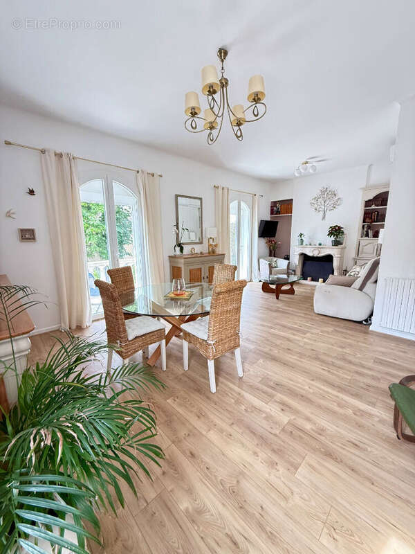 Une maison familiale où il fait bon vivre, au coeur du village de Mallemort! - photo 4