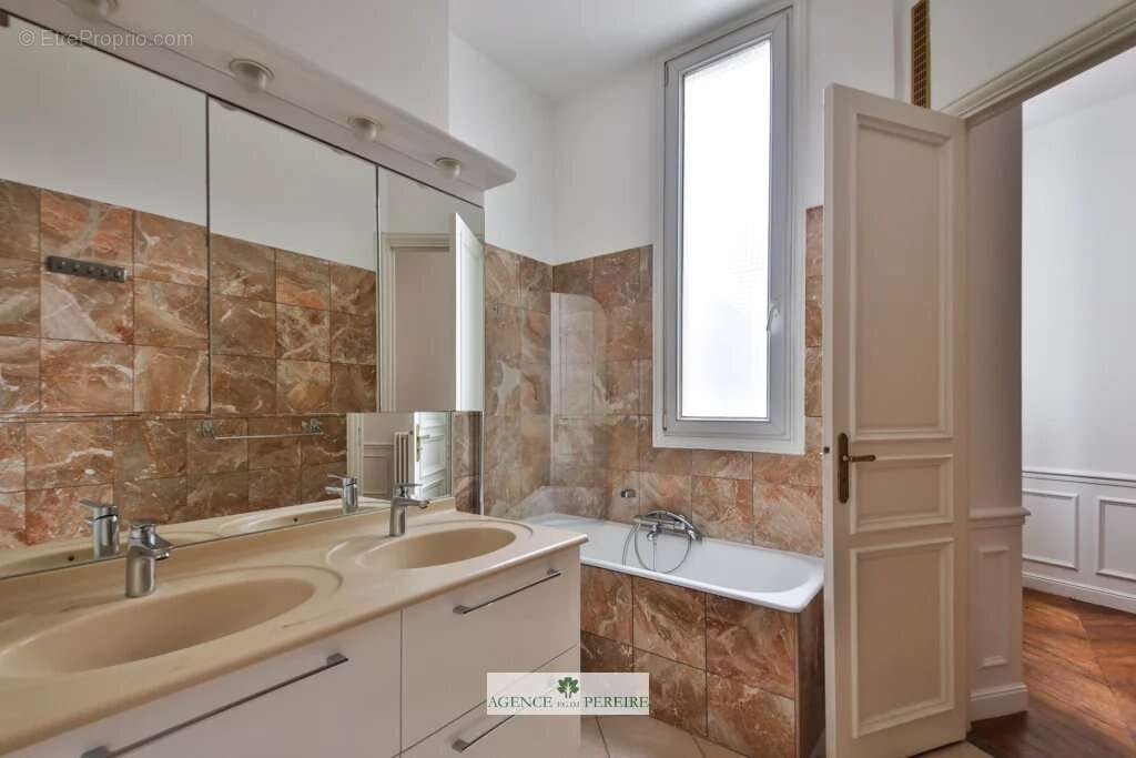 Appartement à PARIS-17E