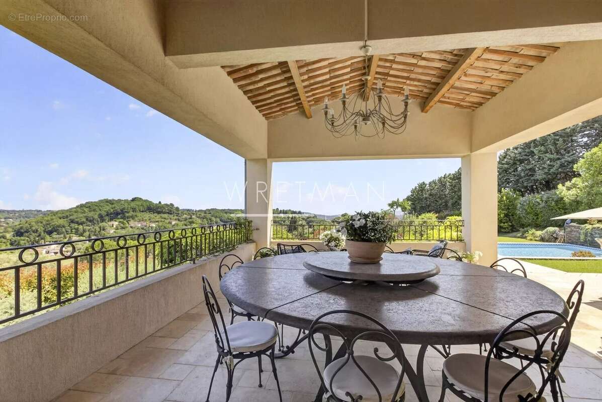 Maison à CHATEAUNEUF-GRASSE