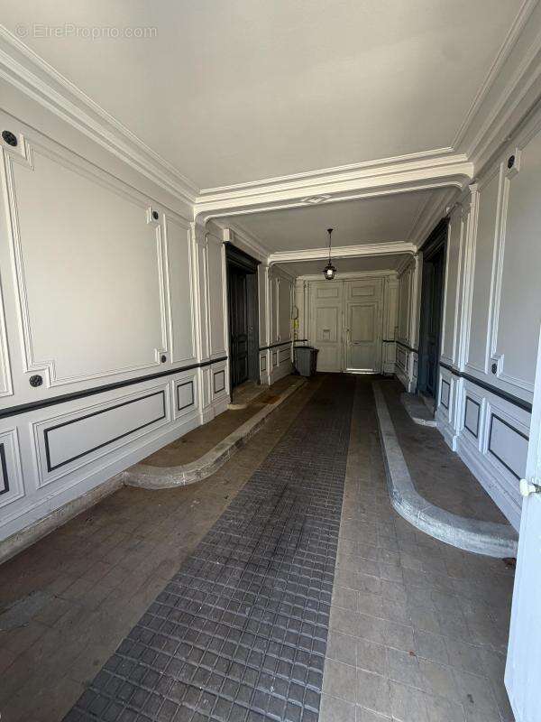 Maison de caractère en bon etat de 497 m² dont piscine et local commercial de 117 m² - photo 4