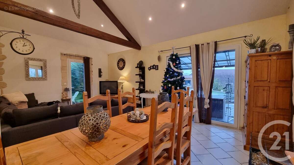 Maison à NEUILLY-LE-REAL